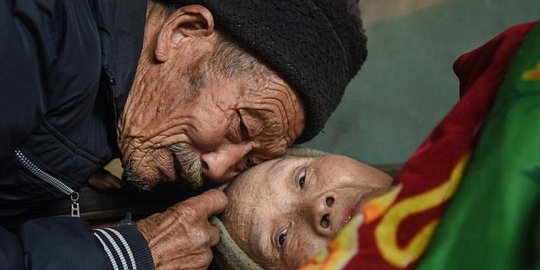 Selama 56 tahun pria ini rawat istrinya yang lumpuh