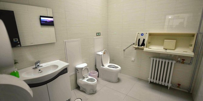 Fasilitas mewah di toilet umum Beijing ini bikin betah BAB