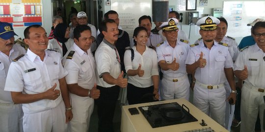 Pertama kali naik kapal, Menteri Rini bawa obat anti mabuk