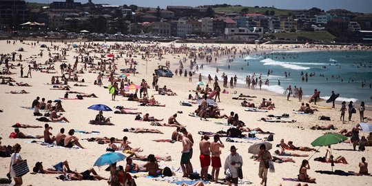 Kepanasan, warga Australia banjiri Pantai Bondi