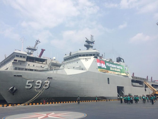 ribuan santri indonesia naik kapal perang ke surabaya
