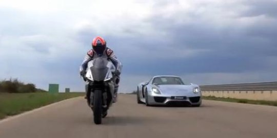 [Video] Porsche 918 Spyder vs Yamaha YZF-R1, siapa yang menang?