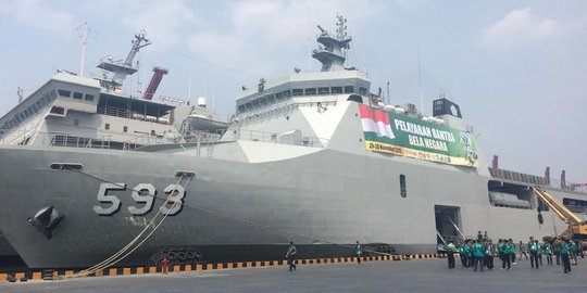 Ribuan santri berlayar naik kapal perang TNI ke Surabaya