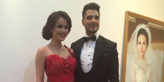 Lamaran Nita Sofiani dan Vin Rana, romantis penuh warna merah