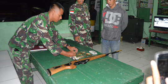 Warga Lampung ramai-ramai serahkan senjata & ilegal rakitan ke TNI