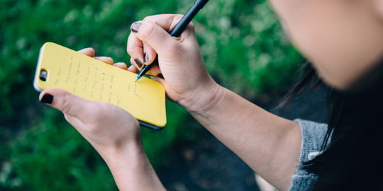 Lucu, ini sticky note yang tercipta untuk bagian belakang smartphone