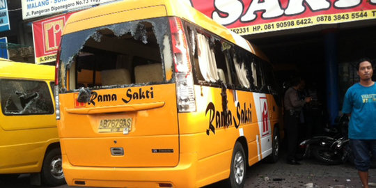 Diserang massa, kantor dan minibus travel di Yogya hancur