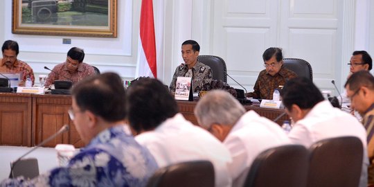 Pimpin sidang kabinet, Jokowi tegaskan para menteri tak saling sikut