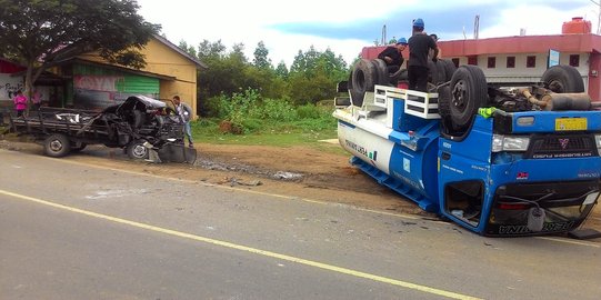 Tabrak mobil pengangkut gas elpiji, sopir pikap kritis