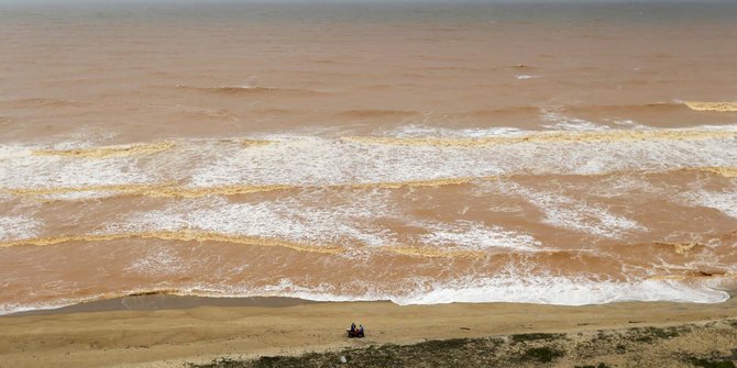 Penampakan air laut di Brasil berubah cokelat