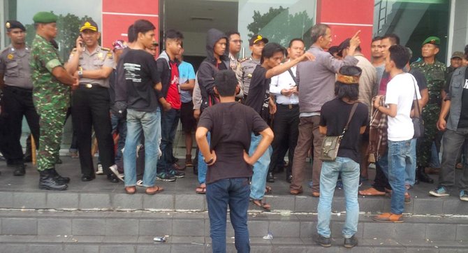 askar theking serang hmi sulselbar di gor pekanbaru