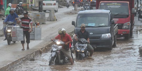 Parahnya jalan rusak di Pamulang ancam nyawa pengendara