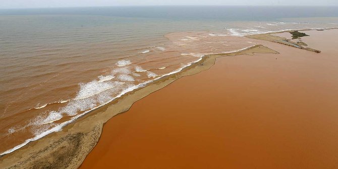 Luasnya limbah tambang cemari perairan pantai timur Brasil