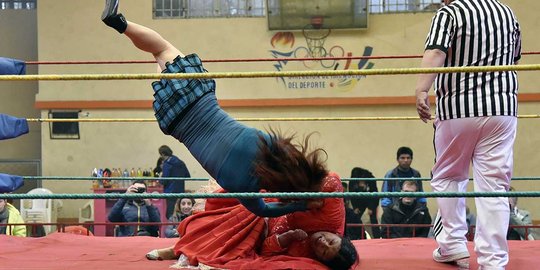 Berpakaian rok, wanita-wanita ini perkasa di ring gulat 'Cholitas'
