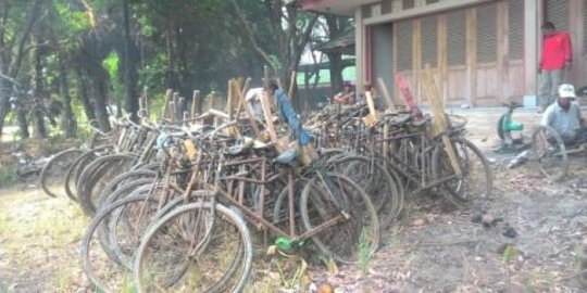 Petugas TNBB buang banyak sepeda kayuh dan motor ke laut
