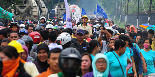 Ribuan buruh Karawang mogok kerja dan sweeping pabrik