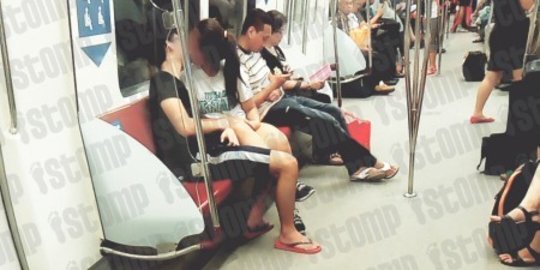 Parahnya kelakuan remaja Singapura di dalam MRT