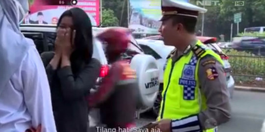 Tertangkap polisi ganteng, cewek ini minta hatinya saja ditilang