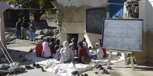 Nestapa anak-anak Pakistan sekolah di reruntuhan gempa