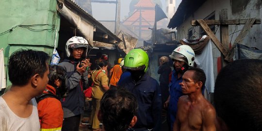 Belasan rumah di Surabaya terbakar, 3 warga dikabarkan terpanggang