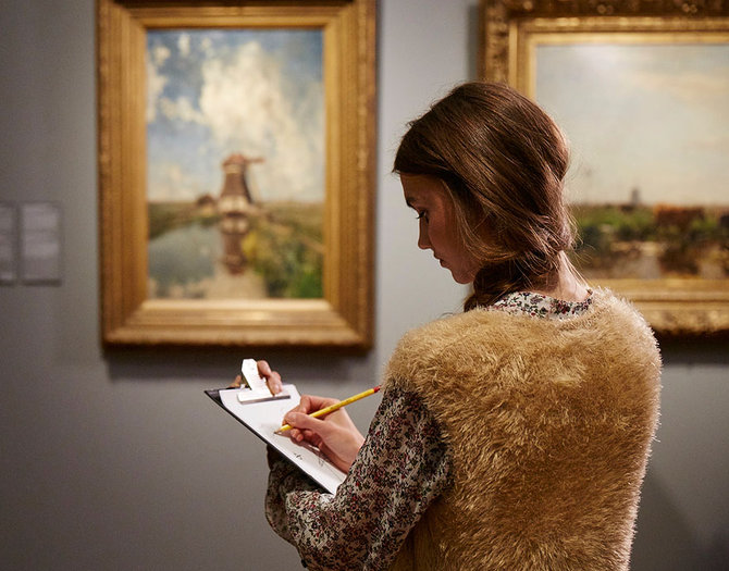 pengunjung rijksmuseum belanda sedang membuat sketsa lukisan