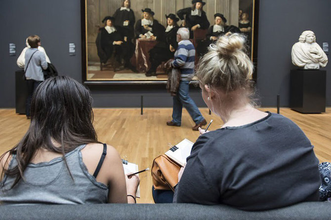 pengunjung rijksmuseum belanda sedang membuat sketsa lukisan