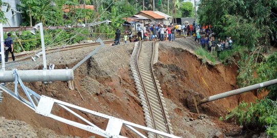 Ada longsor & pohon tumbang, perjalanan KRL menuju Bogor dibatalkan