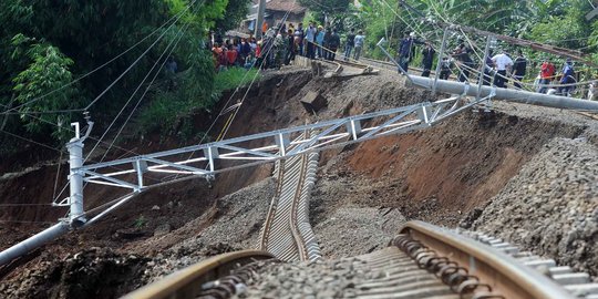 Sempat tertutup longsor & pohon tumbang, KRL ke Bogor kembali normal