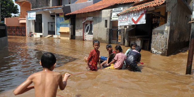 Potret keseruan anak-anak Bukit Duri bermain di tengah banjir