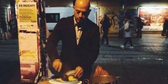 Bersyukur ditampung Jerman, pengungsi Suriah beri makan gelandangan