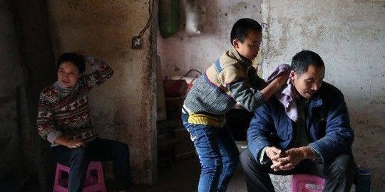 Bocah asal China 9 tahun sendirian rawat orang tua yang tunanetra