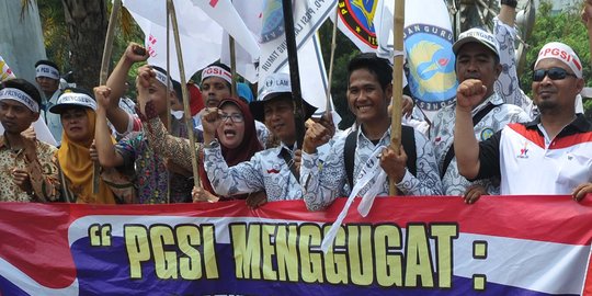 Tuntut jadi PNS, ratusan guru demo di depan Istana Negara