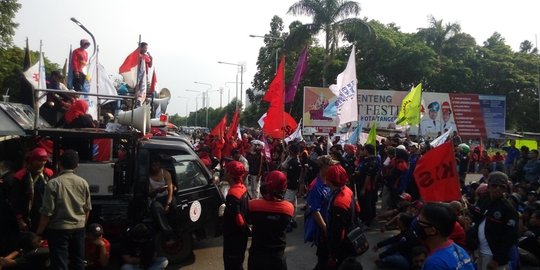 Hari kedua mogok, 1000 buruh duduk di Kantor DPRD Tangerang