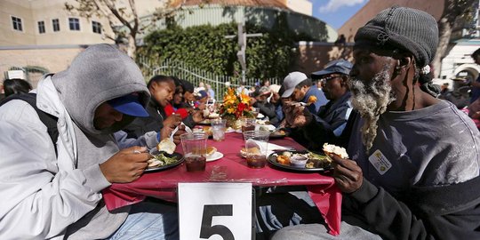 Thanksgiving, ribuan tunawisma di Los Angeles dapat makan gratis