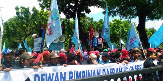 Tolak PP Pengupahan, ribuan buruh kepung Balai Kota DKI