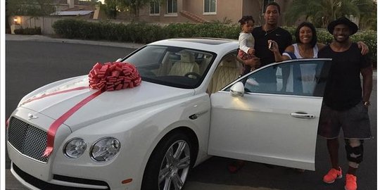 Bintang NFL Reggie Bush berikan kado ultah mobil mewah pada sang ibu