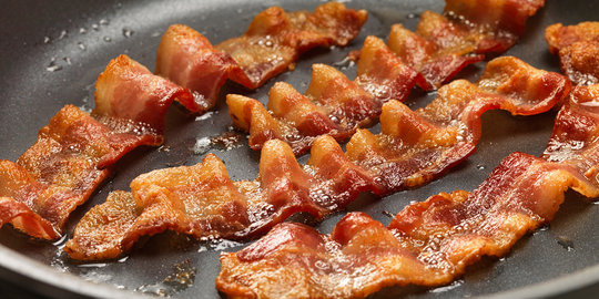 Selain haram, ini 6 bahaya makan bacon