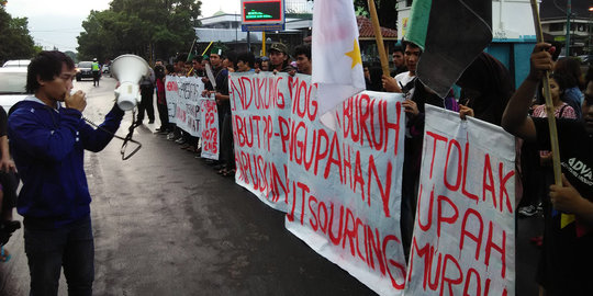 Puluhan mahasiswa Purwokerto demo dukung buruh mogok nasional