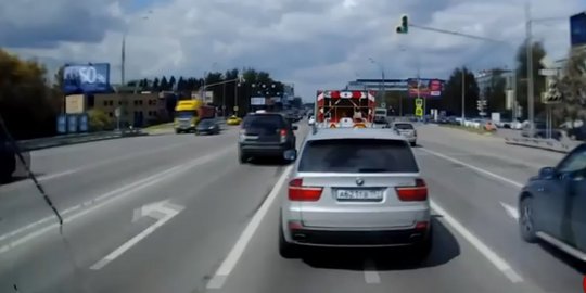 [Video] Halangi laju Ambulance, sopir BMW X5 ini ditangkap polisi