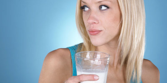 Benarkah keseringan minum susu bikin jerawatan?