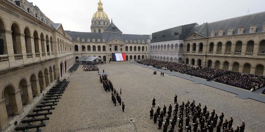 Suasana khidmat upacara mengenang korban Teror Paris