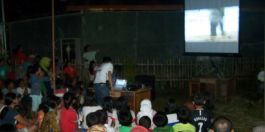 Nonton layar tancap, kalau gerimis bubar?