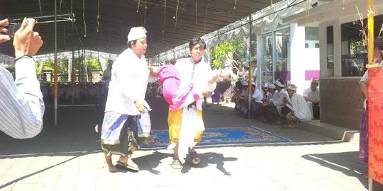 Upacara hari Raya Saraswati, empat mahasiswi STIKOM Bali kesurupan
