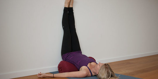 5 Pose yoga sederhana yang bisa kamu lakukan di saat malas