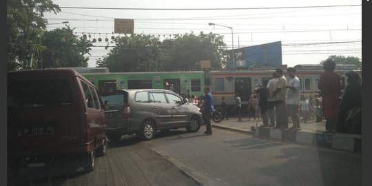 Bus TransJakarta tabrakan dengan KRL di Kedoya, lalu lintas macet