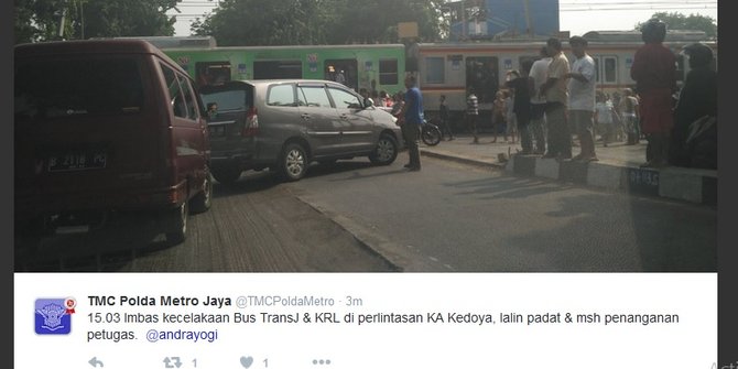 Tabrakan bus Transjakarta-commuter line, 3 orang luka-luka