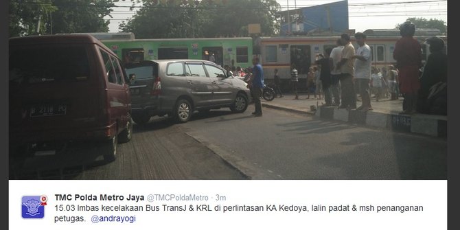 Penyebab tabrakan bus Transjakarta & KRL diduga sopir main HP