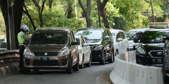 Separator tinggi, mobil penerobos busway antre ditilang polisi