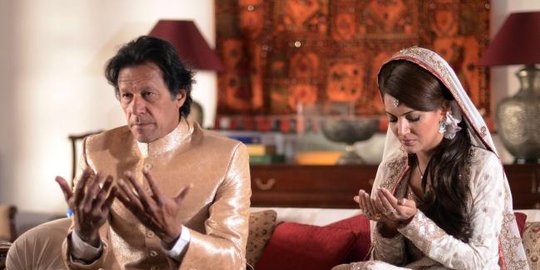 mulut dengan istri politikus pakistan ceraikan istrinya lewat sms rev1