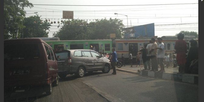 Dihantam commuter line, kaca depan Transjakarta koridor VIII hancur